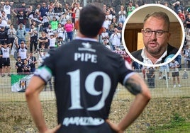 Pipe, jugador del Mérida, ante la afición del equipo extremeña desplazada a Zubieta. Arriba, el alcalde, Antonio Rodríguez Osuna