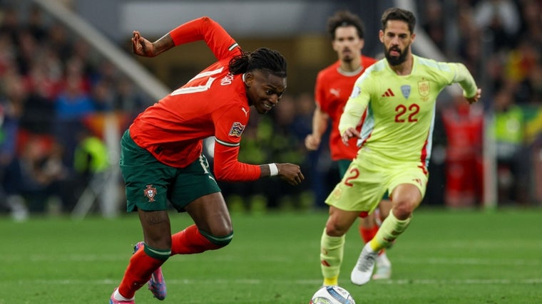 Rafael Leao e Isco, en el Portugal-España de la Nations League
