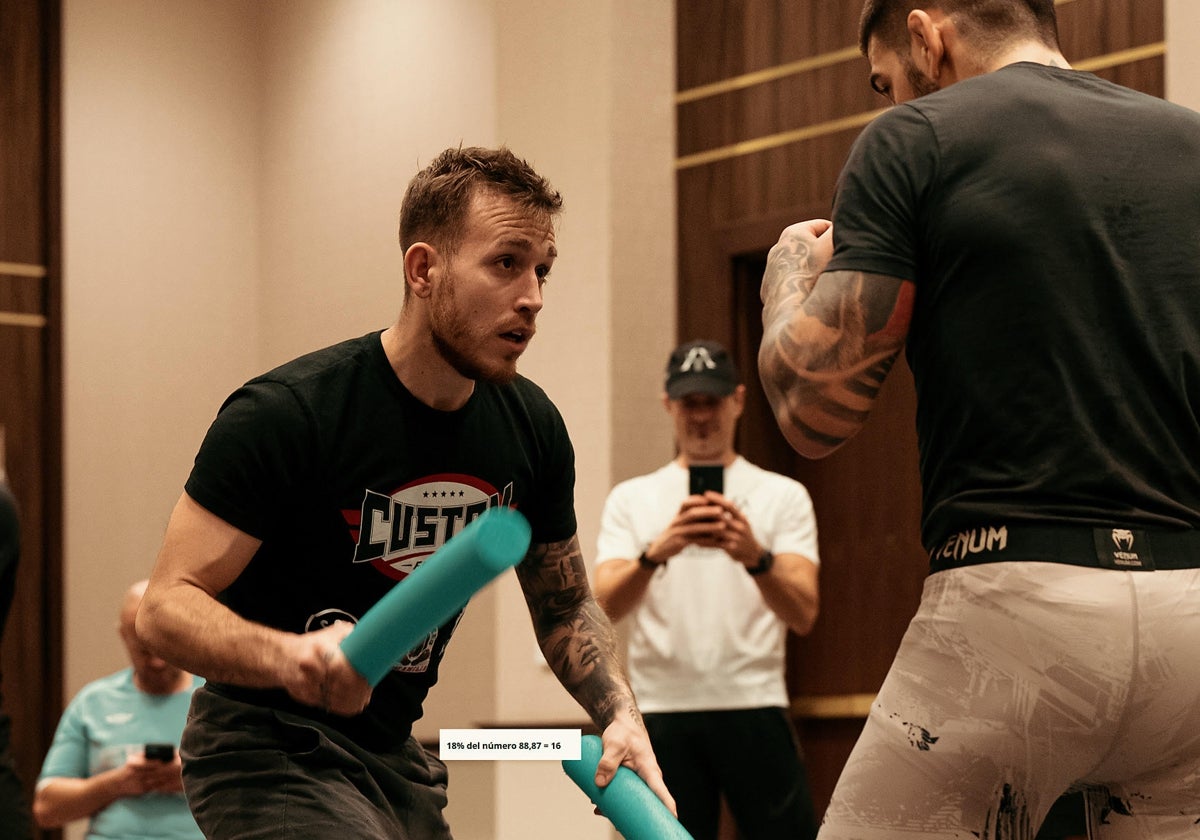 Javi Climent trabaja con Ilia Topuria la técnica