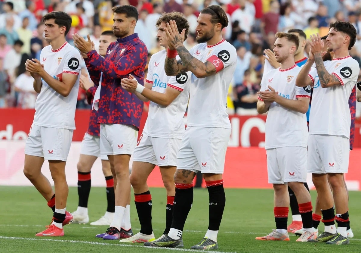 Los jugadores del Sevilla saludan a su afición tras un partido