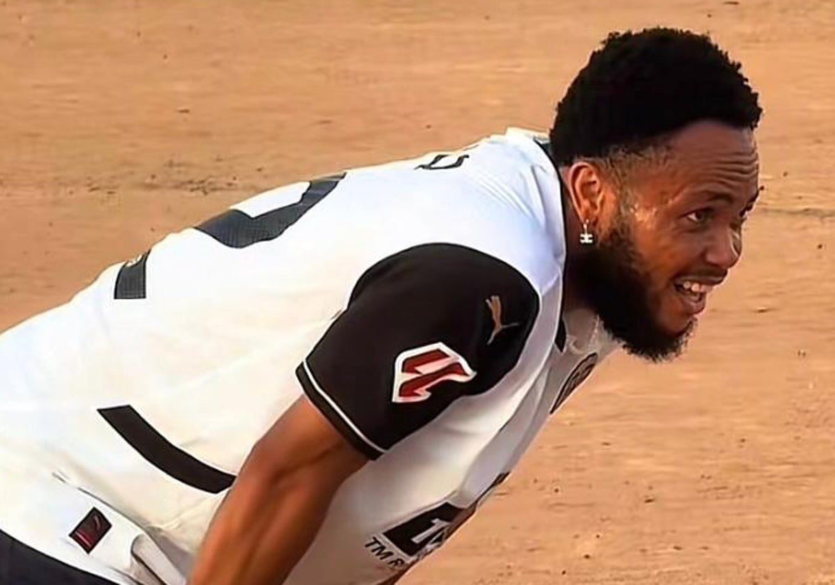 Ejuke jugando al fútbol en Nigeria con la camiseta del Valencia CF
