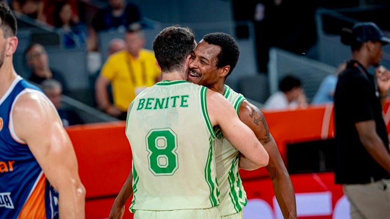 Benite y Renfroe se abrazan festejando el ascenso
