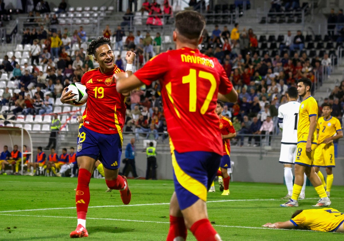 Mateo Joseph celebra un gol con la Selección española Sub-21.