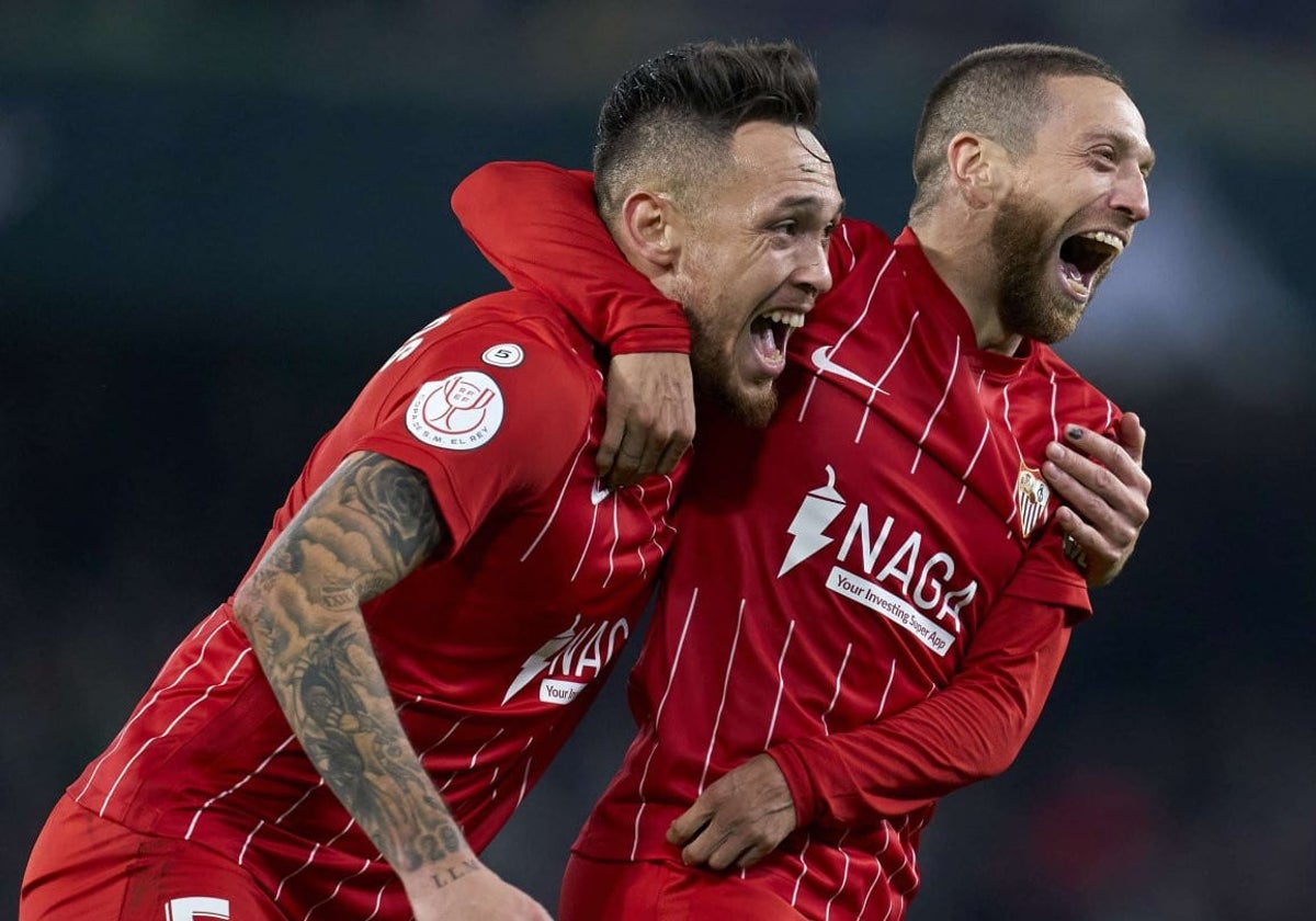 Papu Gómez y Ocampos celebran un gol con el Sevilla FC