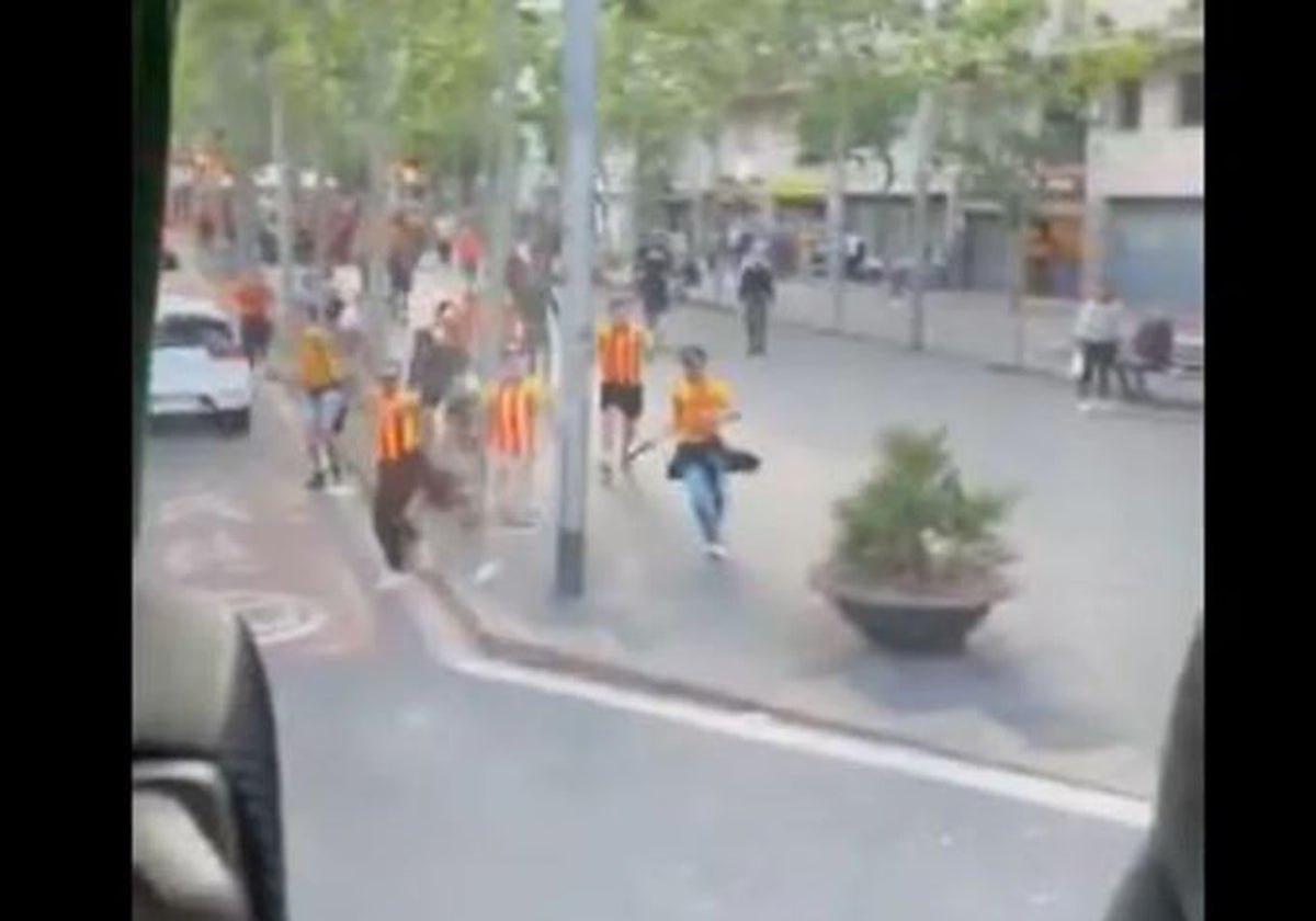 Fotograma de uno de los vídeos del ataque de los hinchas del Sant Andreu