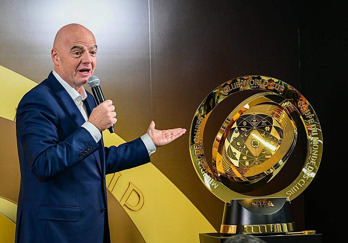 Infantino con el trofeo del Mundial de clubes