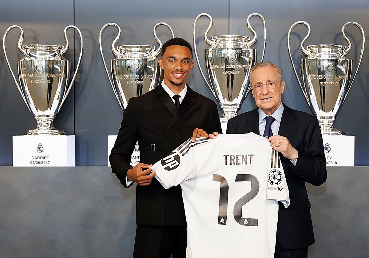 Alexander-Arnold posa con Florentino Pérez, presidente del Real Madrid, y su nueva camiseta