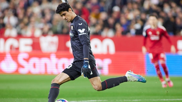 Yassine Bono, es guardameta del Sevilla FC