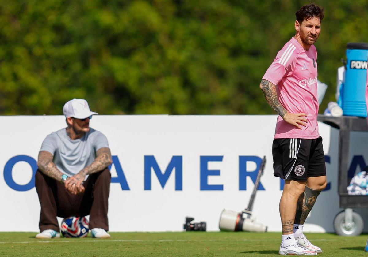 Beckham, sentado con gorra, y Messi, en el último entrenamiento del Inter de Miami