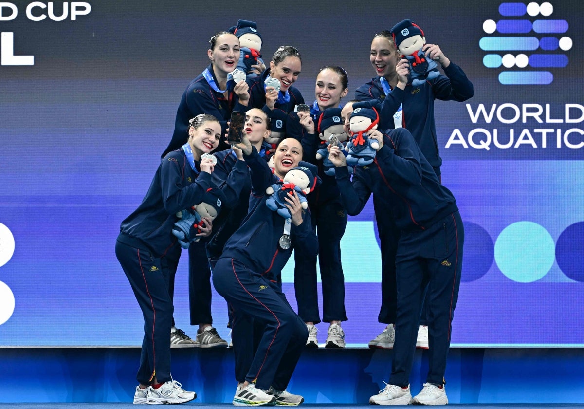El equipo español de natación artística, celebrando la medalla de plata de este viernes en Xi'an