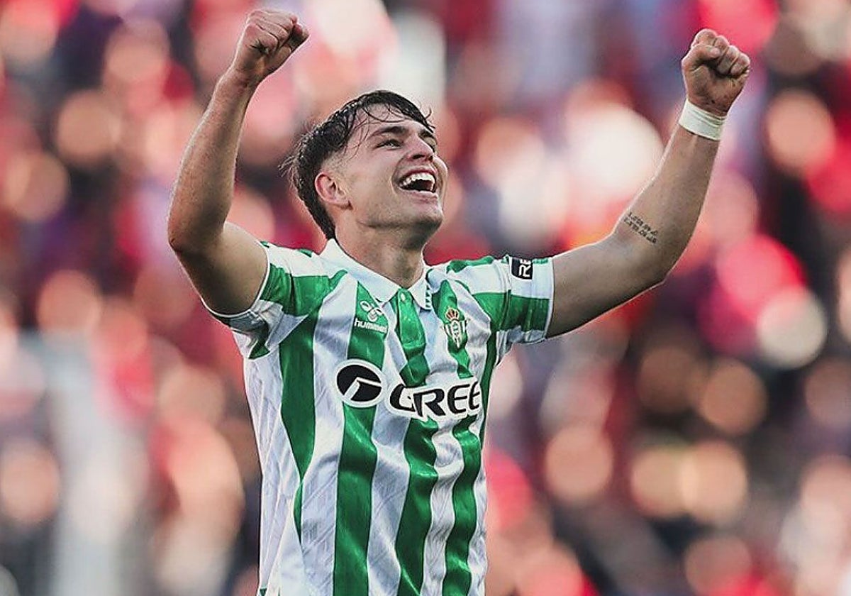 Ángel Ortiz celebra el triunfo del Betis en Mallorca, el día que debutó con el primer equipo