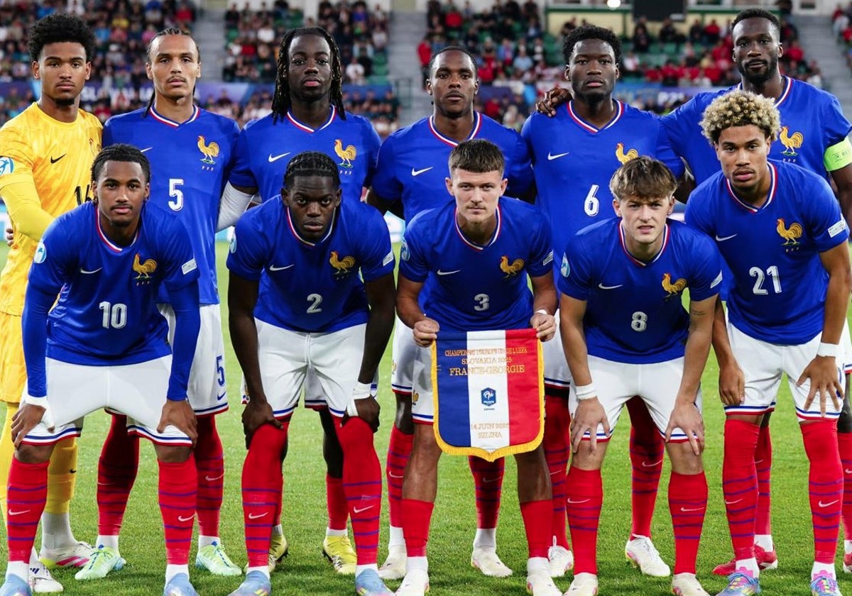 Once de Francia sub 21, con Agoumé con el dorsal 6