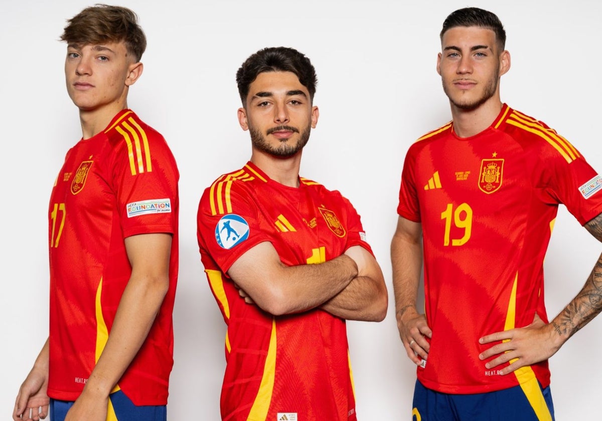 Jesús Rodríguez, junto a Raúl Moro y Roberto, en el posado de los jugadores de España previo al Europeo sub 21