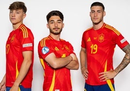 Jesús Rodríguez, junto a Raúl Moro y Roberto, en el posado de los jugadores de España previo al Europeo sub 21