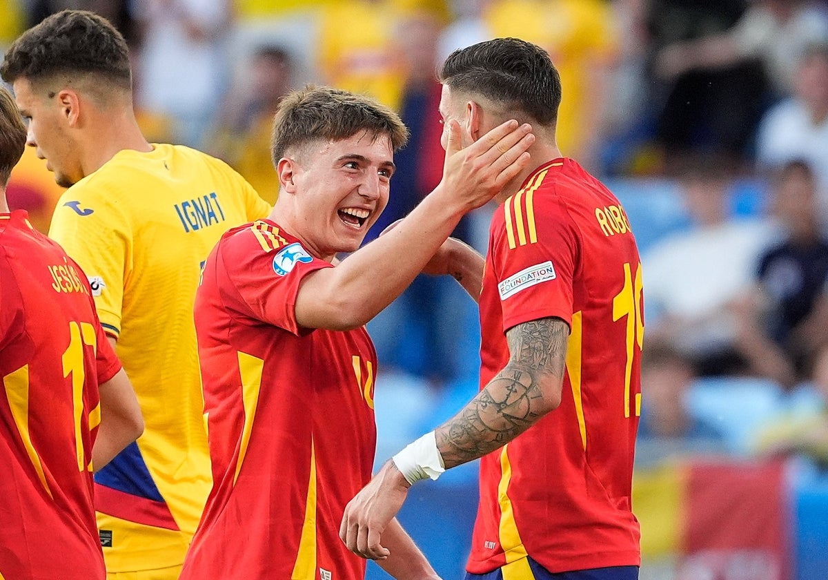 Roberto Fernández y Jauregizar celebrando el segundo gol del España-Rumanía (2-1)