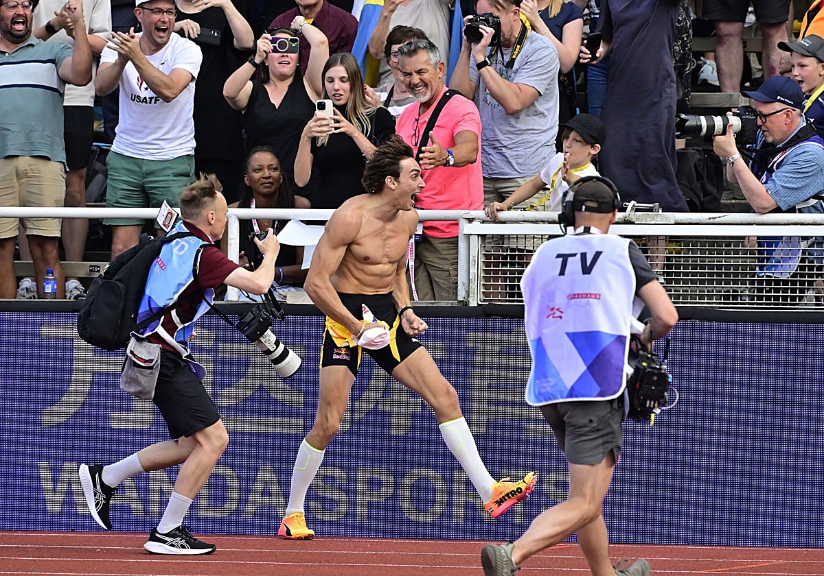 Armand Duplantis celebra su nuevo récord con la grada del Estadio Olímpico de Estocolmo