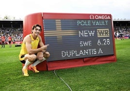 Duplantis, en el estadio de Estocolmo tras batir su récord del mundo