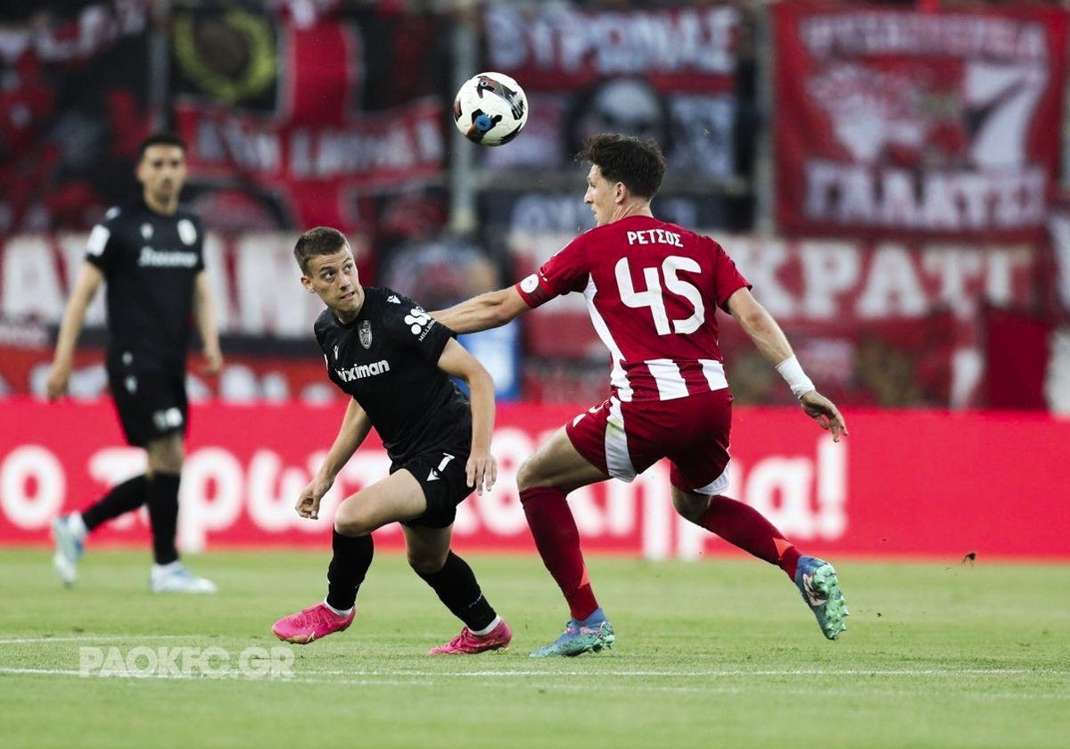 Konstantelias en un partido con su club