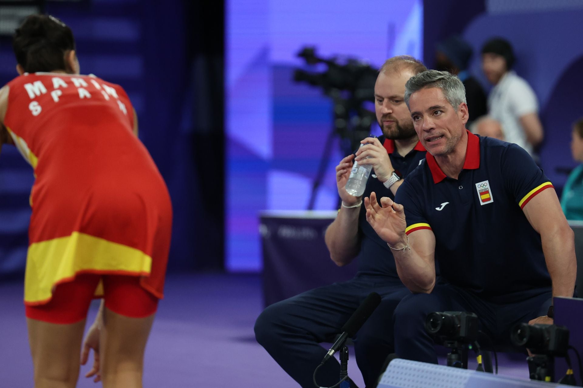 Fernando Rivas, durante un partido de Carolina Marín en los Juegos Olímpicos de París 2024