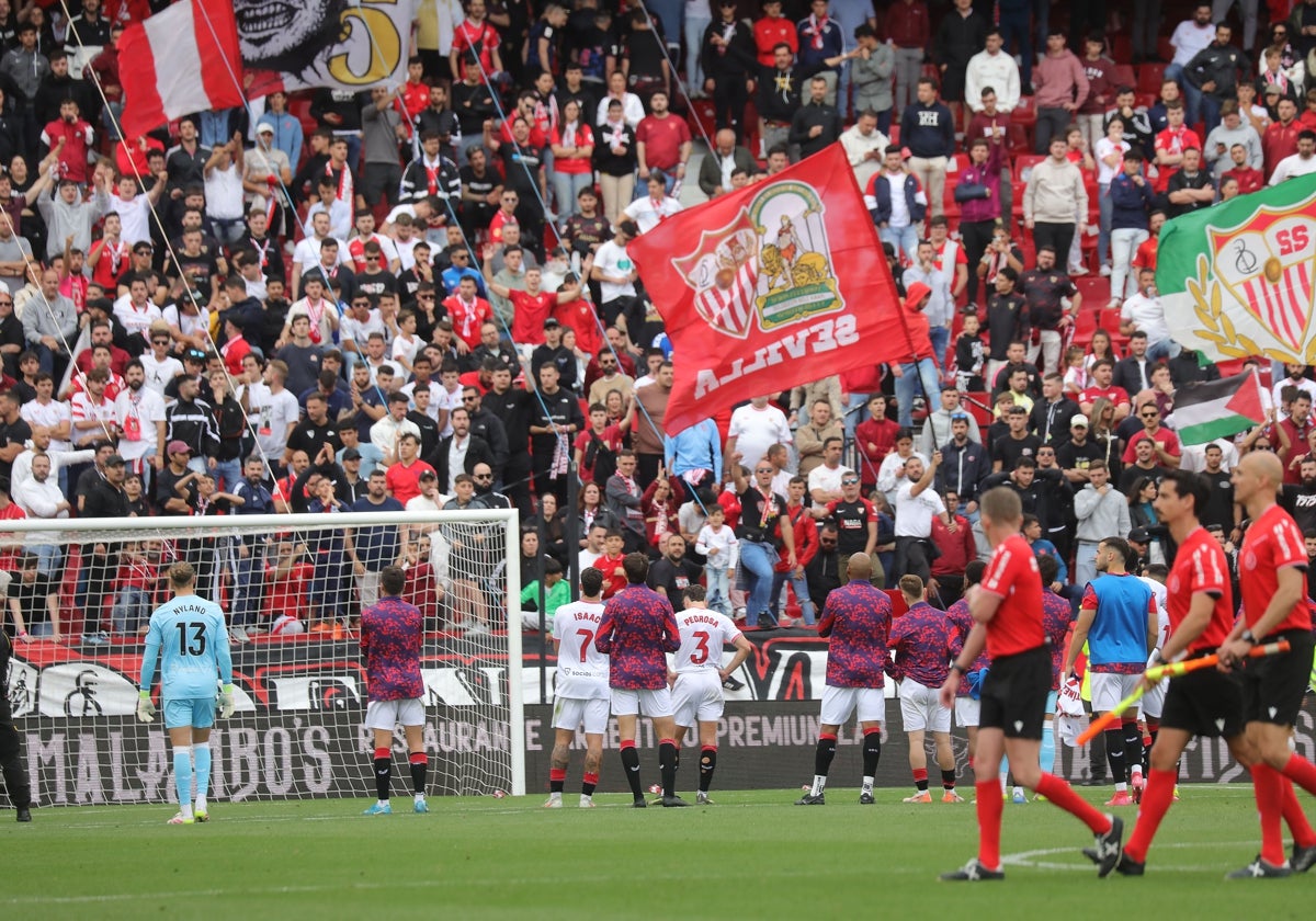 Los jugadores del Sevilla, tras un partido de la pasada campaña