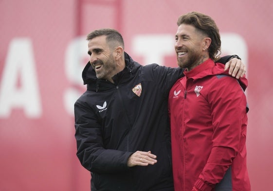 Juan Díaz, junto a Sergio Ramos, en un entrenamiento del Sevilla FC