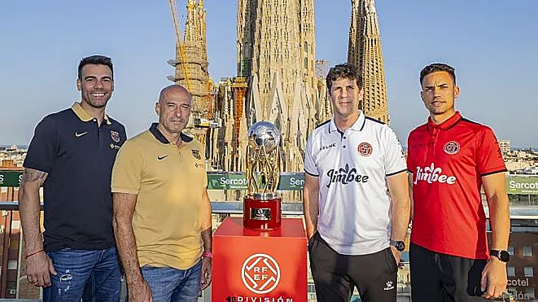 Técnicos y capitanes de ambos equipos posan con el trofeo de la Liga