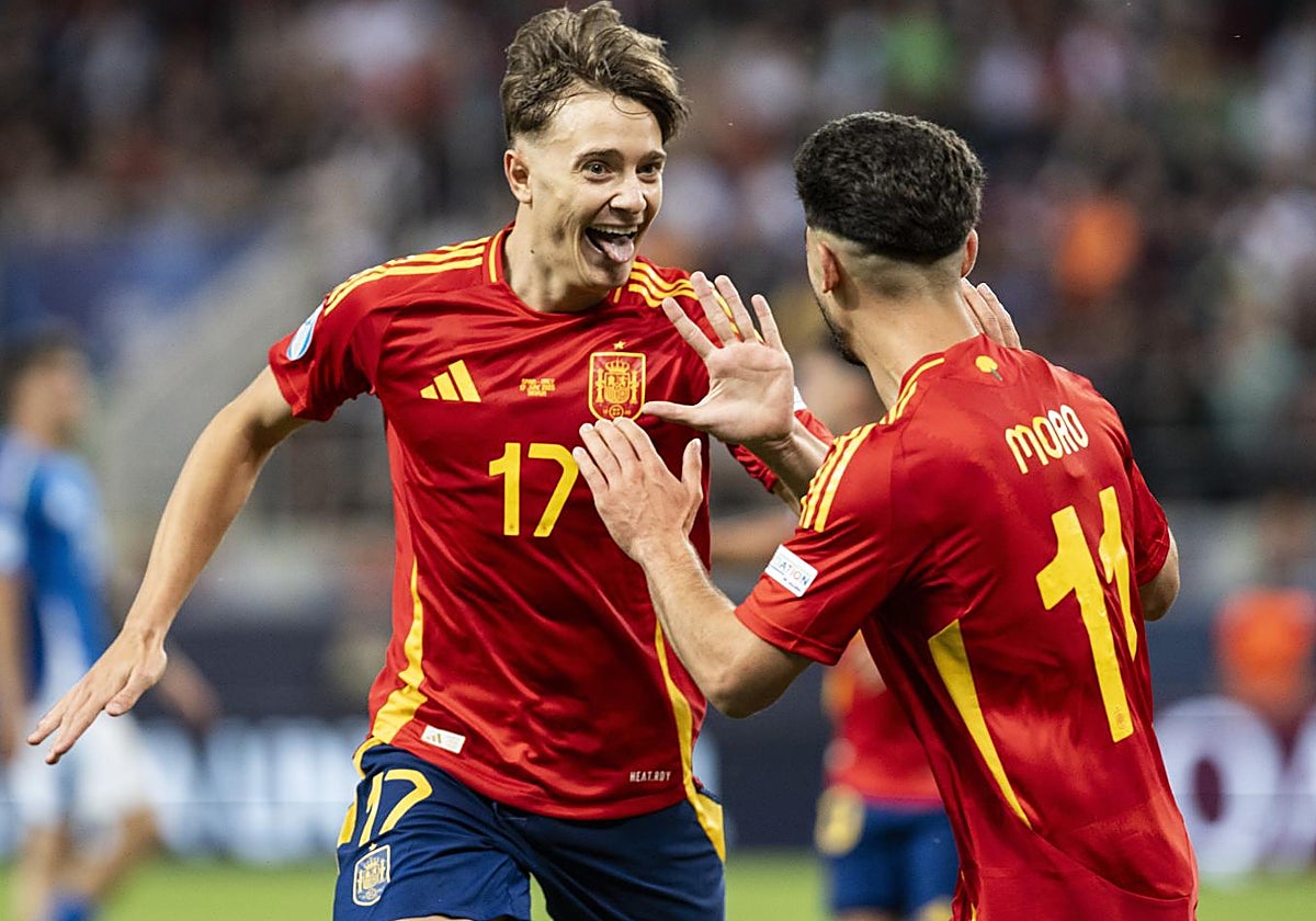 Jesús Rodríguez y Raúl Moro celebrando el gol de España ante Italia