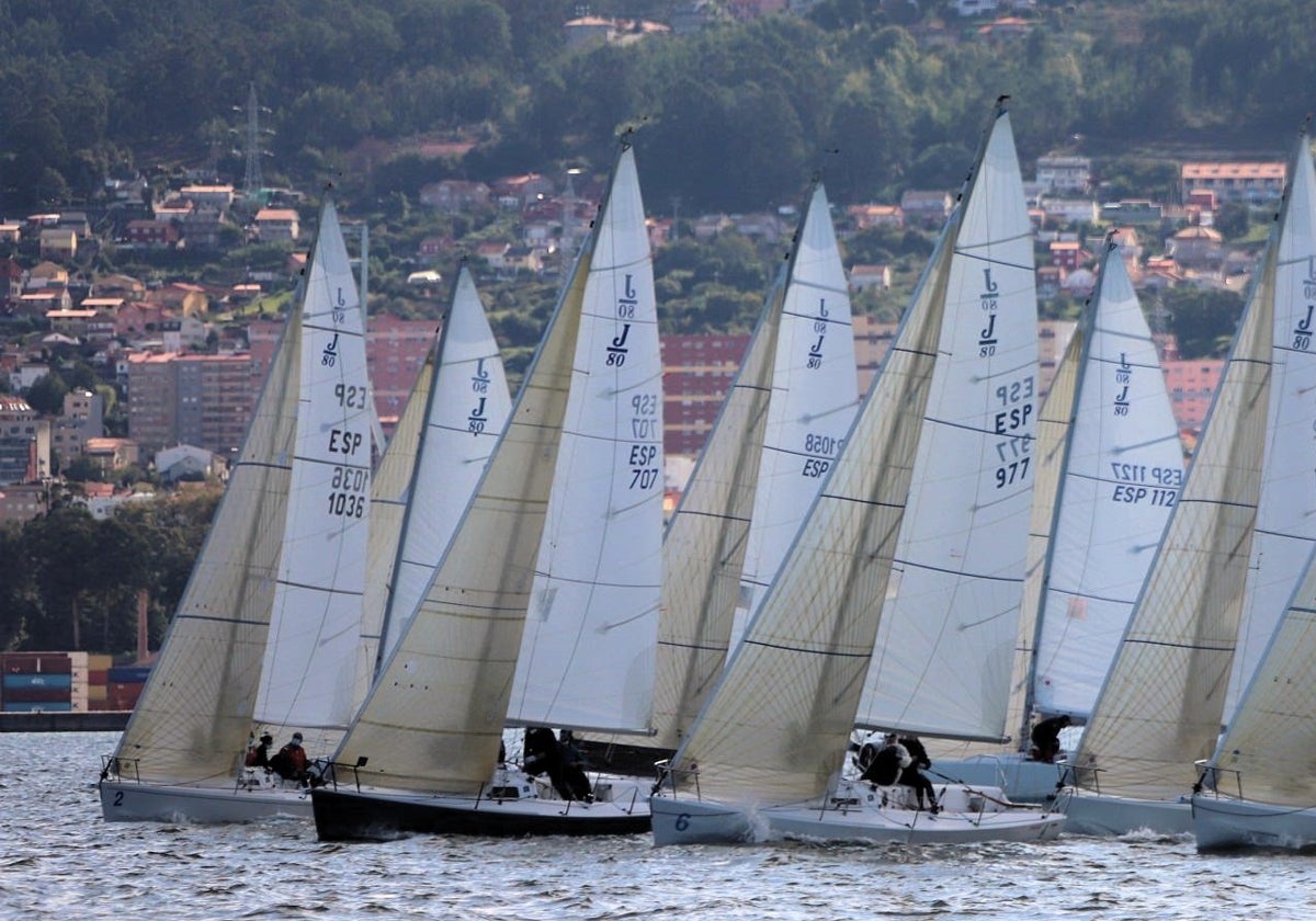 La flota de J80 en aguas viguesas