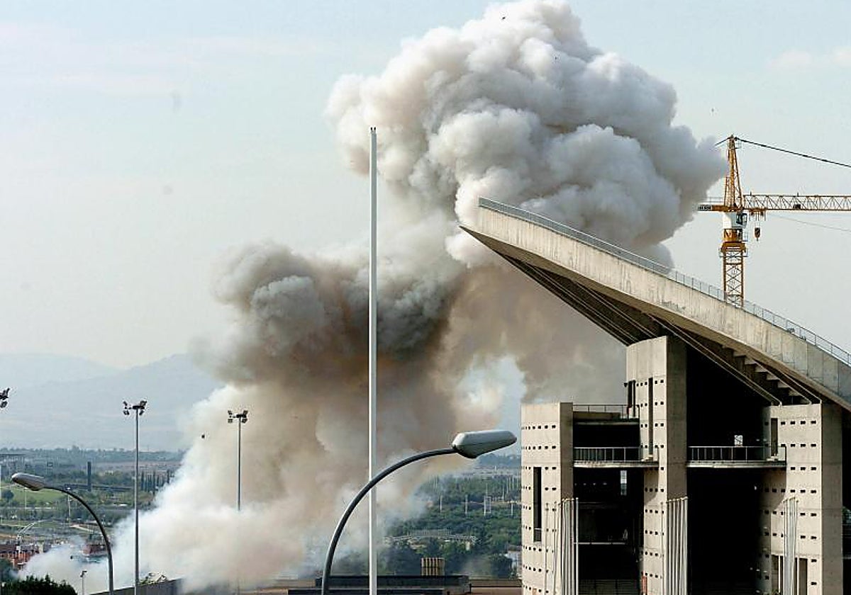 Humareda provocada por la explosión del coche-bomba en junio de 2005