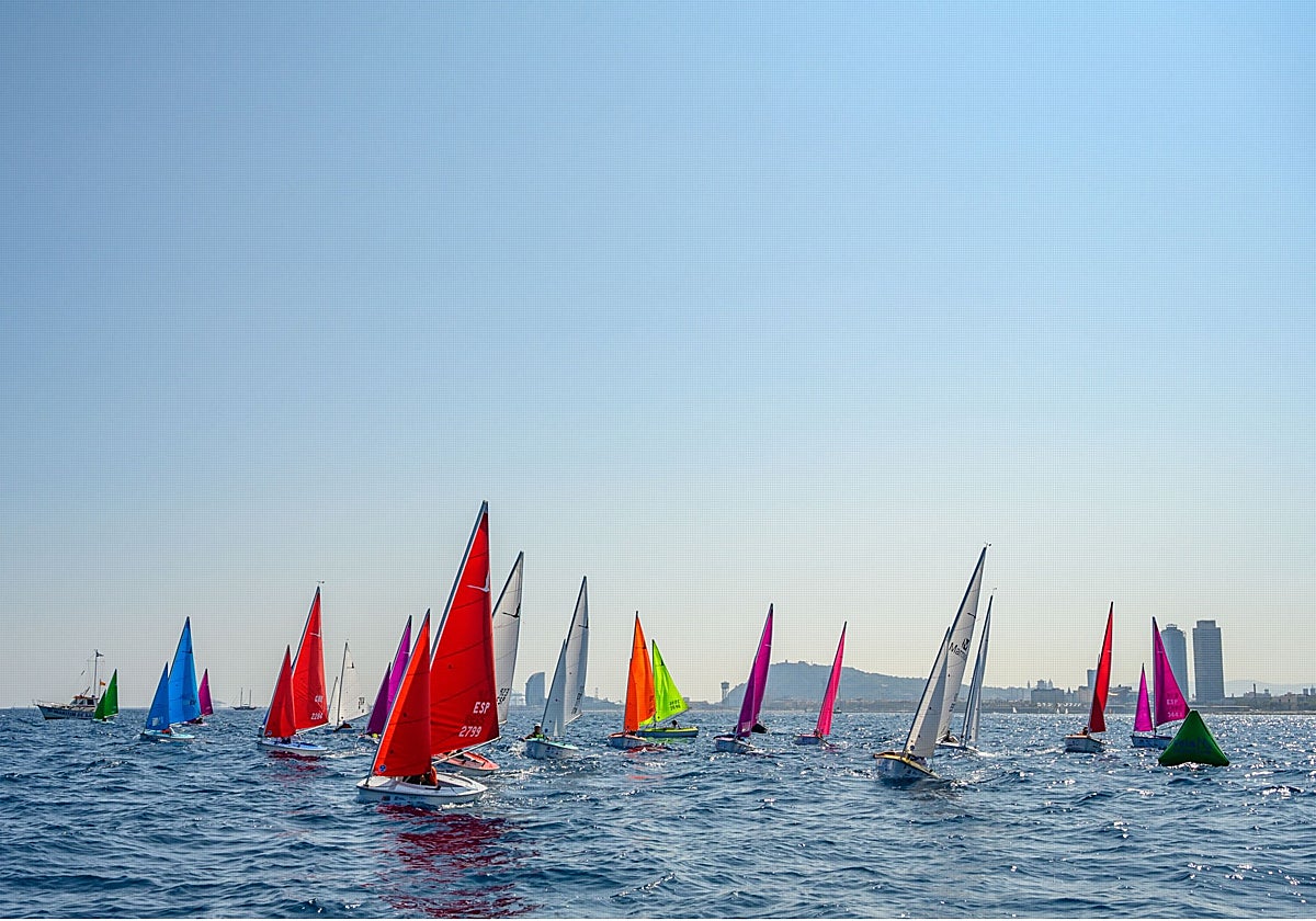 La flota de Hansa 303 navegando en aguas catalanas