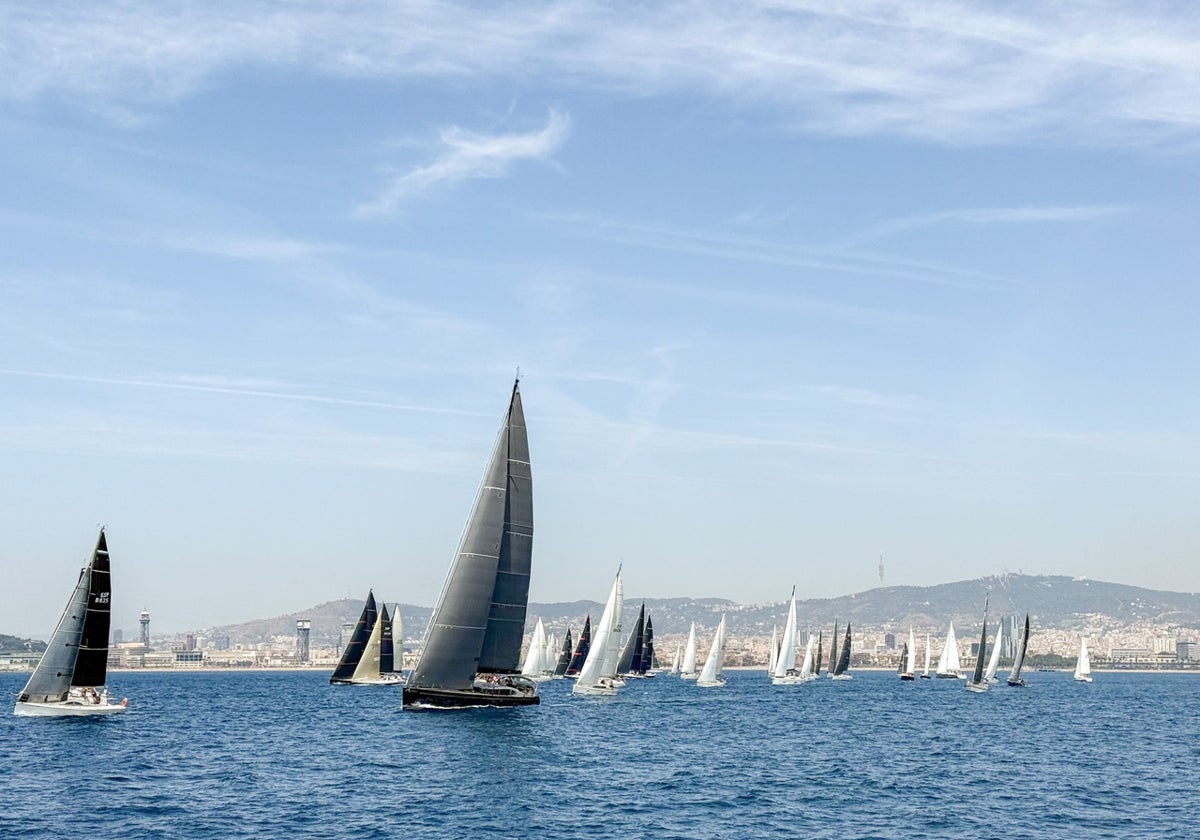 Salida lenta de la clásica regata de altura desde aguas barcelonesas