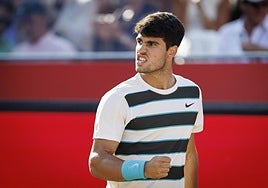 Alcaraz derriba con saque y derechas la torre Rinderknech y alcanza la semifinal en Queen's