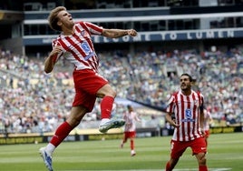 Barrios celebra ante Koke el primero de sus dos goles ante el Seattle Sounders