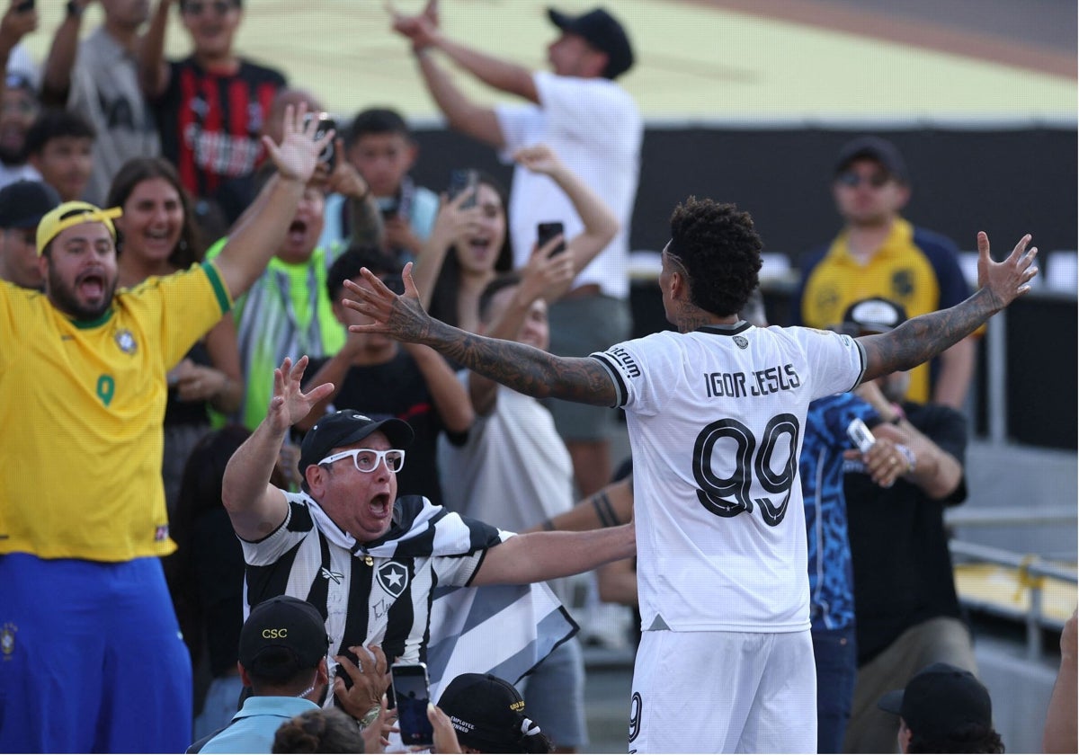 Igor Jesus celebra el triunfo ante el PSG con la grada brasileña