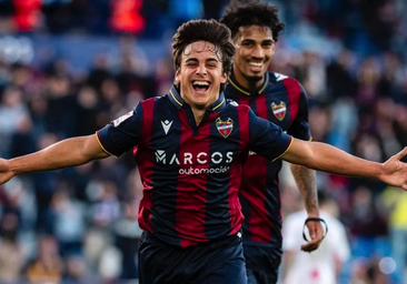 El Sevilla FC, con un ojo en Carlos Álvarez