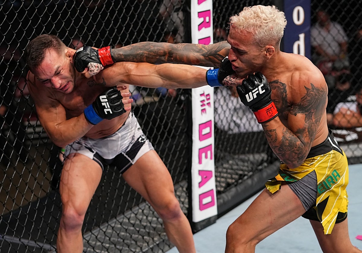 Charles Oliveira conecta una derecha sobre Michael Chandler