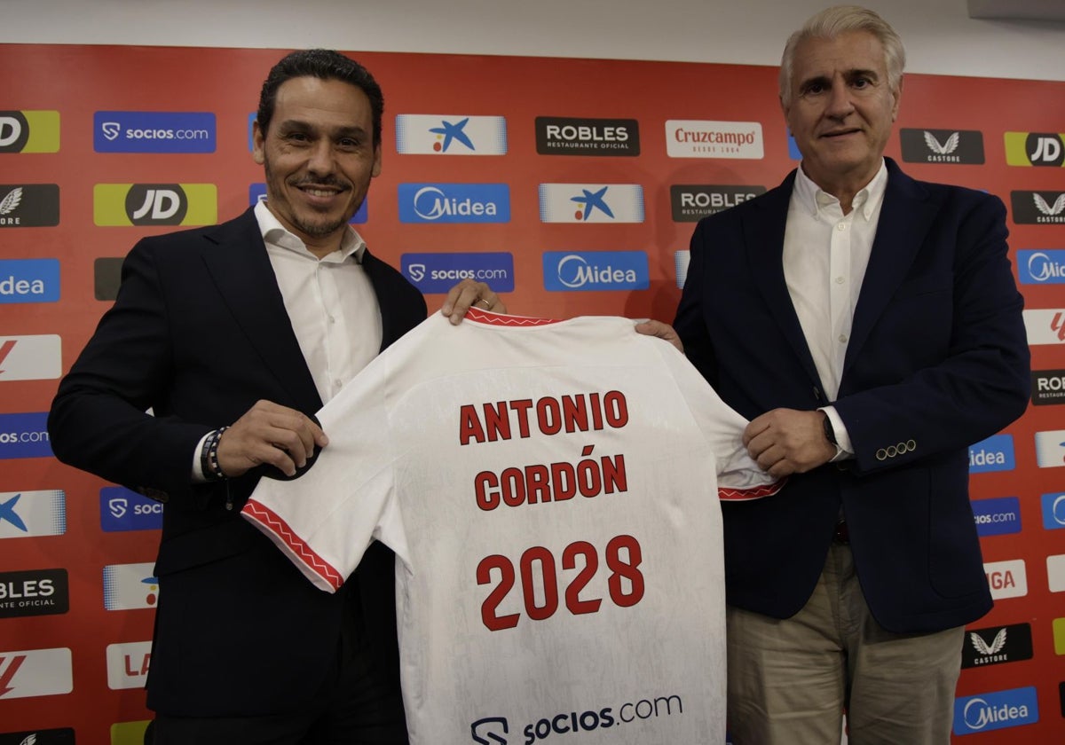 Antonio Cordón, junto al presidente José María del Nido Carrasco, en su presentación como nuevo director deportivo del Sevilla