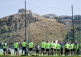 Manuel Pellegrini se dirige a la plantilla del Betis en un entrenamiento de la pasada pretemporada 2024, durante su estadía en Marbella