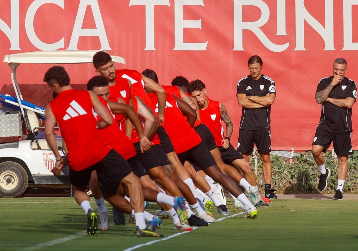 Matías Almeyda observa a sus jugadores durante el primer entrenamiento de la pretemporada del Sevilla FC