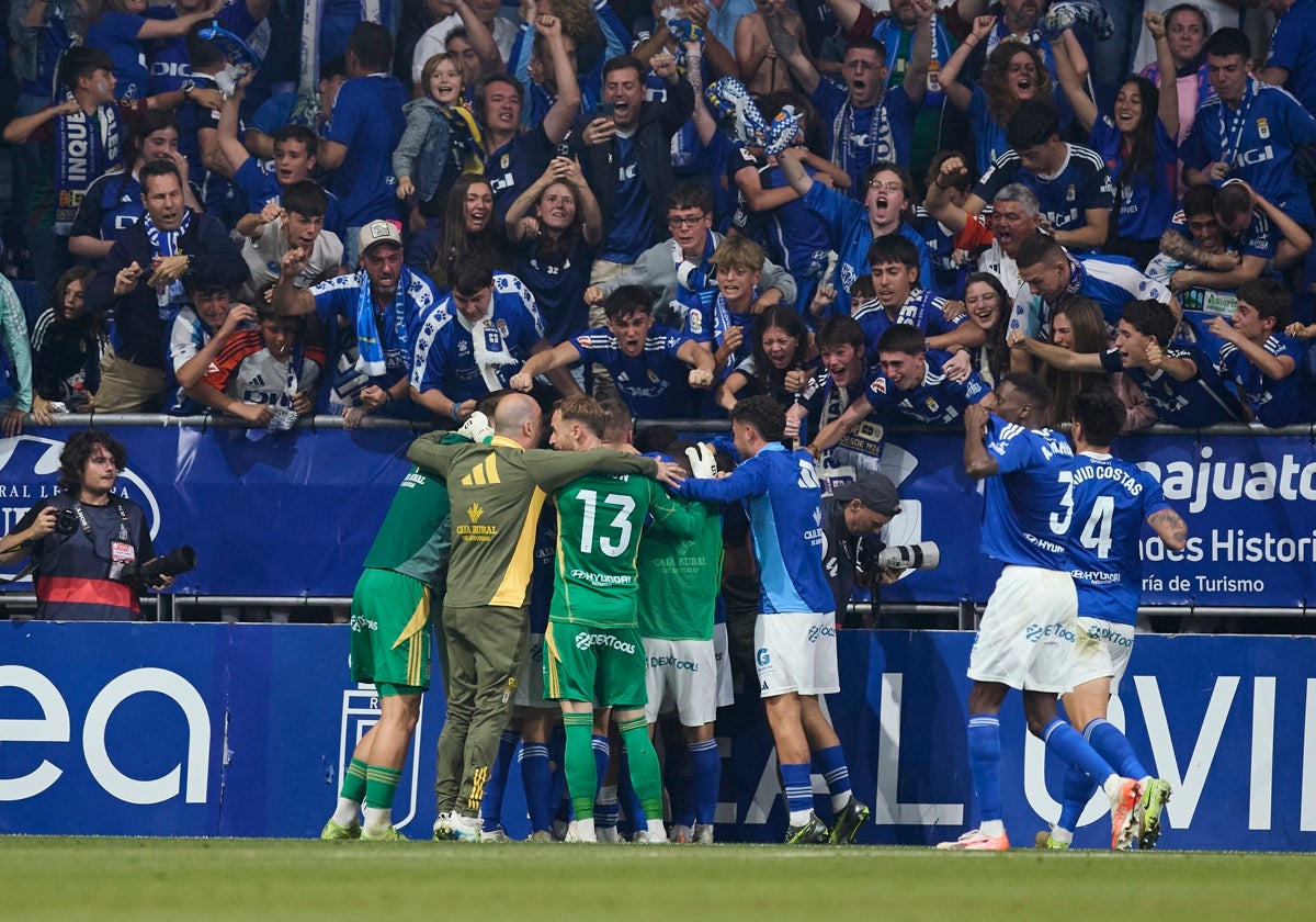 Los jugadores del Oviedo celebran uno de sus goles ante el Mirandés