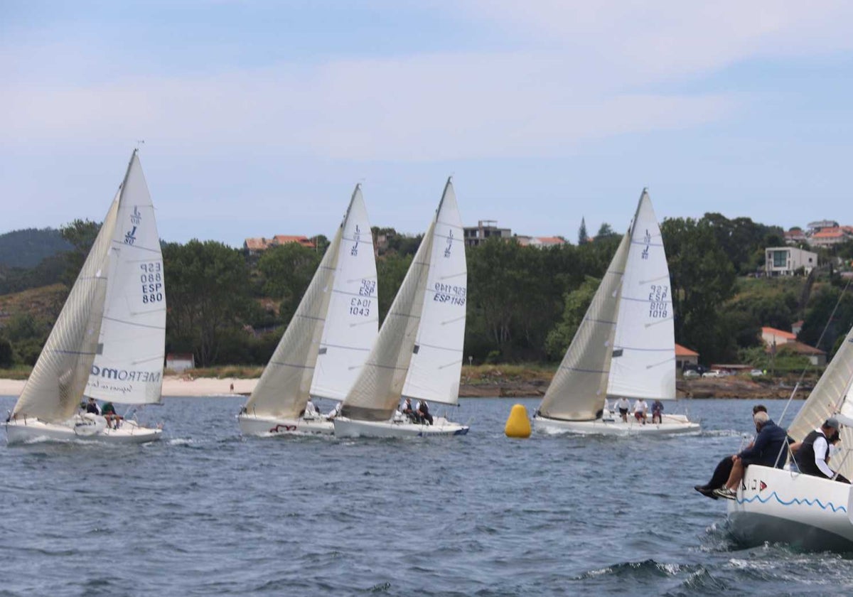 La flota de J80 navegando este fin de semana en la Ría de Vigo