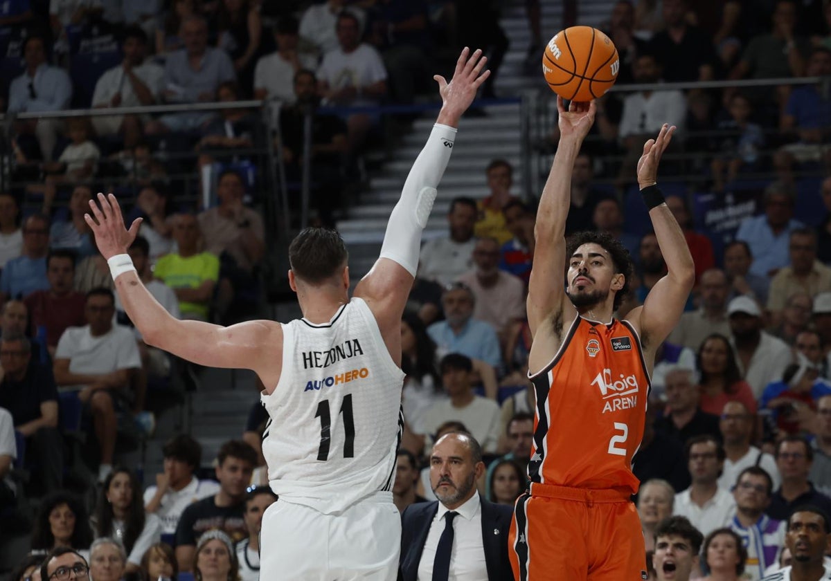 Hezonja tratya de bloquear un tiro de Puerto