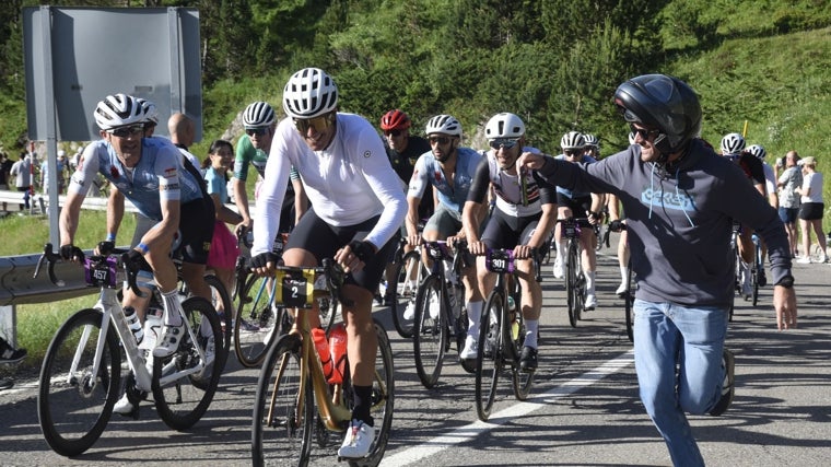 Miguel Indurain, entre los participantes en la Quebrantahuesos 2025