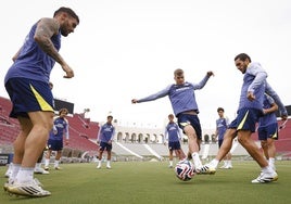 Sorloth, en el centro de un rondo, presiona a Koke durante un entrenamiento del Atlético