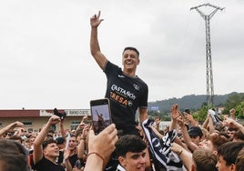 Jaime Felgueroso, a hombros el domingo tras el ascenso a Segunda RFEF
