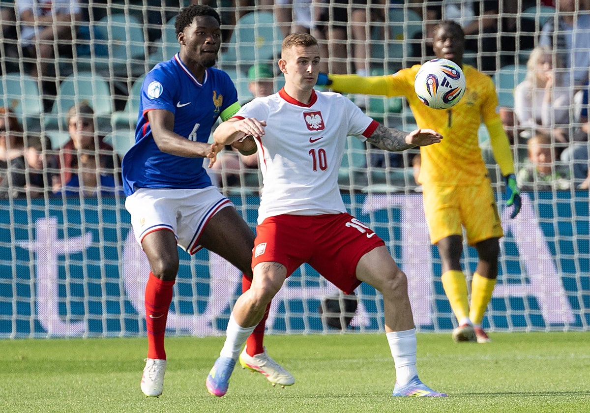 Agoumé marca al polaco Kacper Kozlowski en el Europeo sub 21