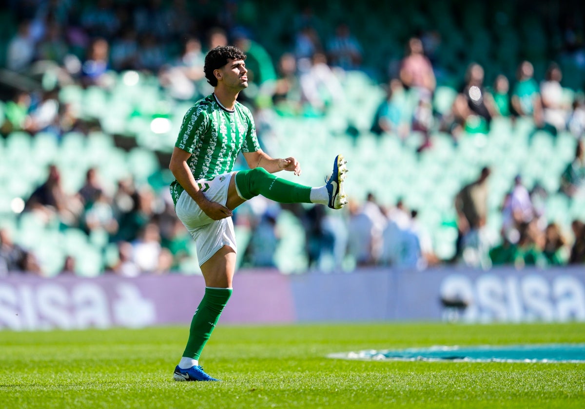 Johnny Cardoso calienta antes de un partido con el Real Betis