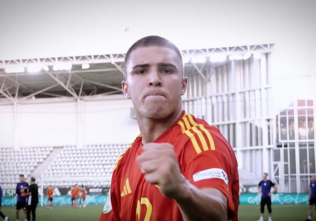 Pablo García celebra un gol con España sub 19