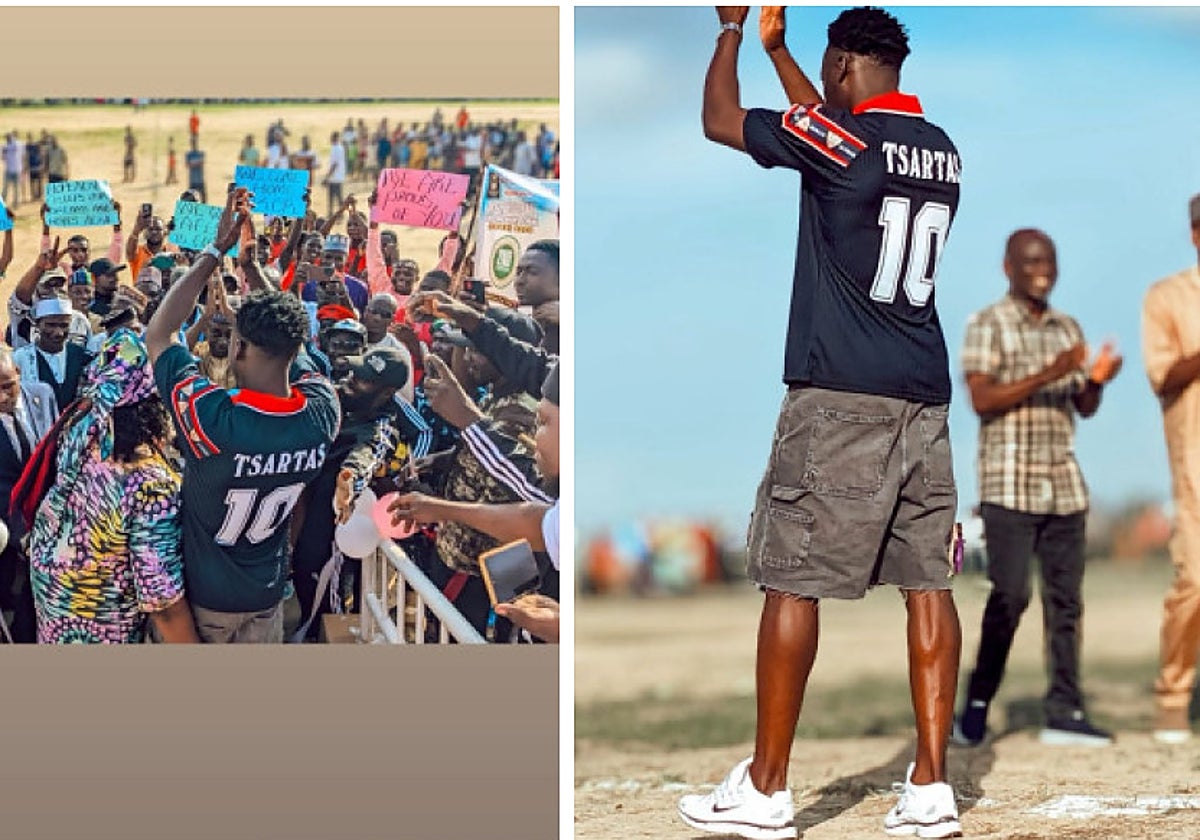 Akor, en Nigeria luciendo una camiseta del Sevilla de Tsartas