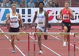 Corre con los genitales al aire, gana la carrera y hace la mejor marca del año